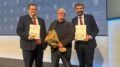 Helse- og omsorgsminister Jan Christian Vestre mener innovative anskaffelser og offentlig–privat samarbeid kan få større betydning i kommunenes helse- og omsorgstjenester fremover. Her sammen med utvalgsleder Kjell Erik Ullmann Øie (i midten) og statssekretær i Kommunal- og distriktsdepartementet Martin Østtveit-Moe under dagens overrekkelsen av Innovasjons- og samskapingsutvalgets NOU «Den nye velferdskommunen».