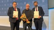 Helse- og omsorgsminister Jan Christian Vestre mener innovative anskaffelser og offentlig–privat samarbeid kan få større betydning i kommunenes helse- og omsorgstjenester fremover. Her sammen med utvalgsleder Kjell Erik Ullmann Øie (i midten) og statssekretær i Kommunal- og distriktsdepartementet Martin Østtveit-Moe under dagens overrekkelsen av Innovasjons- og samskapingsutvalgets NOU «Den nye velferdskommunen».