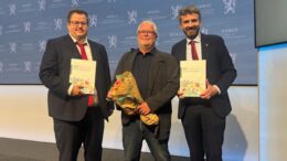 Helse- og omsorgsminister Jan Christian Vestre mener innovative anskaffelser og offentlig–privat samarbeid kan få større betydning i kommunenes helse- og omsorgstjenester fremover. Her sammen med utvalgsleder Kjell Erik Ullmann Øie (i midten) og statssekretær i Kommunal- og distriktsdepartementet Martin Østtveit-Moe under dagens overrekkelsen av Innovasjons- og samskapingsutvalgets NOU «Den nye velferdskommunen».