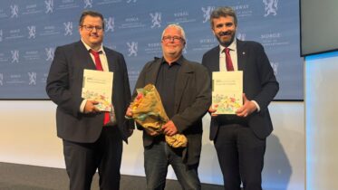 Helse- og omsorgsminister Jan Christian Vestre mener innovative anskaffelser og offentlig–privat samarbeid kan få større betydning i kommunenes helse- og omsorgstjenester fremover. Her sammen med utvalgsleder Kjell Erik Ullmann Øie (i midten) og statssekretær i Kommunal- og distriktsdepartementet Martin Østtveit-Moe under dagens overrekkelsen av Innovasjons- og samskapingsutvalgets NOU «Den nye velferdskommunen».
